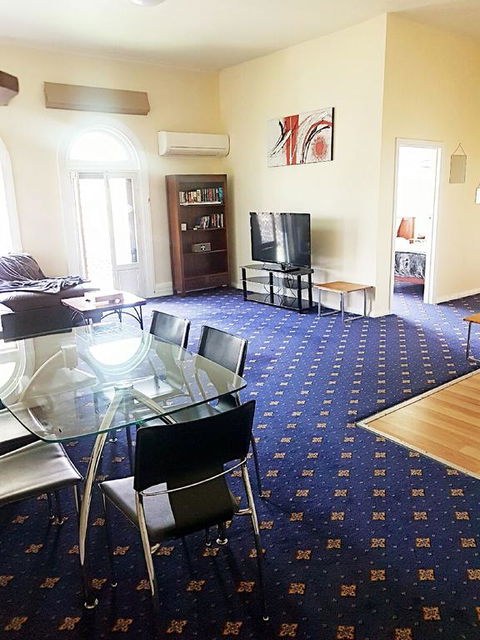 The Wharf Hotel - Schoolies Week Accommodation 3