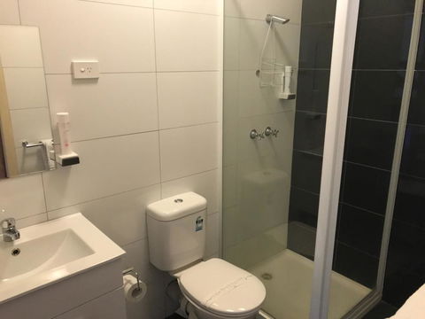 The Wharf Hotel - Schoolies Week Accommodation 0