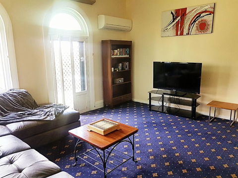 The Wharf Hotel - Schoolies Week Accommodation 2