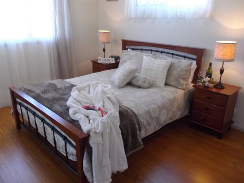 Tinaroo Sunset Retreat - Schoolies Week Accommodation 3