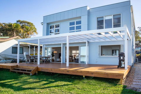 Tranquility Absolute Waterfront - Pet Friendly - 10 Mins To Hyams Beach - Schoolies Week Accommodation 1