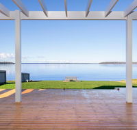 Tranquility Absolute Waterfront - Pet Friendly - 10 Mins to Hyams Beach - Schoolies Week Accommodation