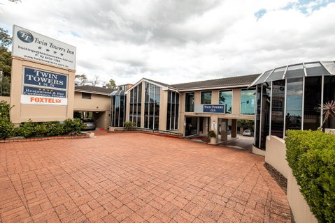 Twin Towers Inn - Schoolies Week Accommodation 3