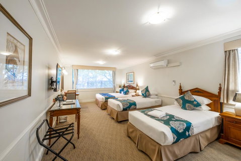 Twin Towers Inn - Schoolies Week Accommodation 1