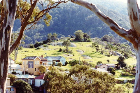 Two Story Bed And Breakfast - Schoolies Week Accommodation 2
