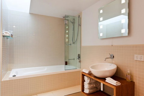 TWOFOURTWO Boutique Apartments - Schoolies Week Accommodation 1