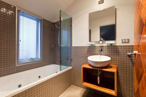 TWOFOURTWO Boutique Apartments - Schoolies Week Accommodation 2