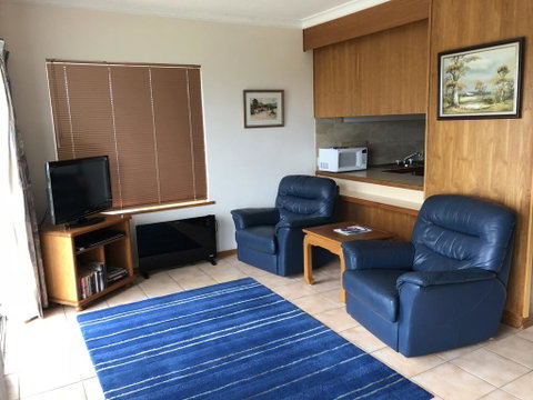 Unit 2, Ballingalla Apartments - Schoolies Week Accommodation 2
