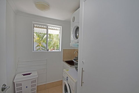 Unit 2, Beach Gallery, 9 Andrew Street Point Arkwright, 500 BOND, LINEN SUPPLIED - Schoolies Week Accommodation 2