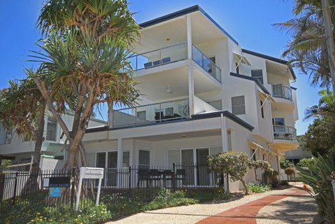Unit 2, Beach Gallery, 9 Andrew Street Point Arkwright, 500 BOND, LINEN SUPPLIED - Schoolies Week Accommodation 0