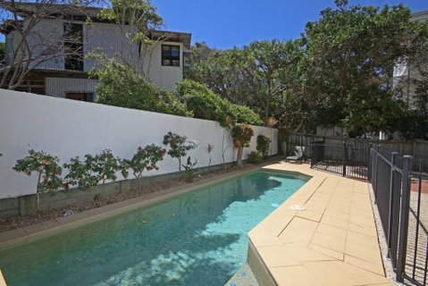 Unit 2, Beach Gallery, 9 Andrew Street Point Arkwright, 500 BOND, LINEN SUPPLIED - Schoolies Week Accommodation 1