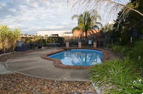 Warwick Motor Inn - Schoolies Week Accommodation 1
