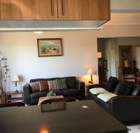 Hills Creek Holiday Home - Schoolies Week Accommodation
