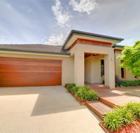 Newington Lakehouse - Schoolies Week Accommodation
