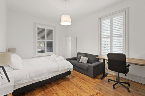 Work Sleep Live Melbourne - Schoolies Week Accommodation 2