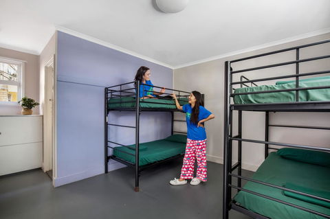 Backpackers In Paradise 18-35 Hostel - Schoolies Week Accommodation 3