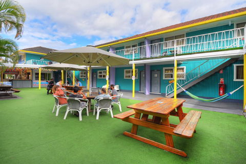 Backpackers In Paradise 18-35 Hostel - Schoolies Week Accommodation 2