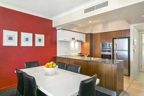 Mantra Towers Of Chevron - Schoolies Week Accommodation 19