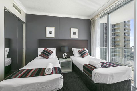 Mantra Towers Of Chevron - Schoolies Week Accommodation 21