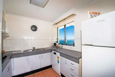 Seacrest Beachfront Apartments Surfers Paradise - Schoolies Week Accommodation 7