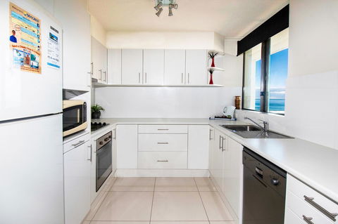 Seacrest Beachfront Apartments Surfers Paradise - Schoolies Week Accommodation 23
