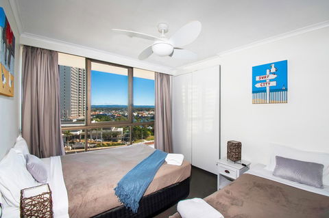 Seacrest Beachfront Apartments Surfers Paradise - Schoolies Week Accommodation 3