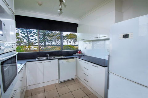Seacrest Beachfront Apartments Surfers Paradise - Schoolies Week Accommodation 12