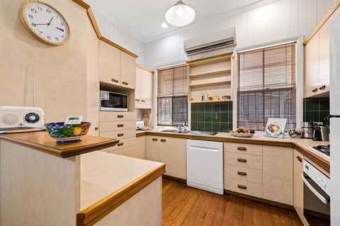 Frangipani House - Schoolies Week Accommodation 11