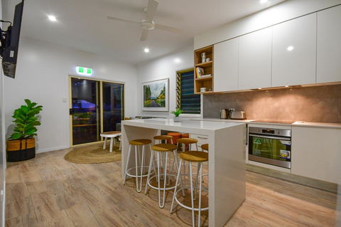 Blue Summit Hideaway - Schoolies Week Accommodation 6
