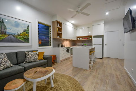 Blue Summit Hideaway - Schoolies Week Accommodation 7