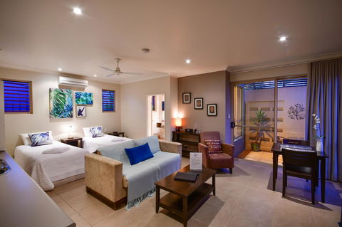 Blue Summit Hideaway - Schoolies Week Accommodation 4