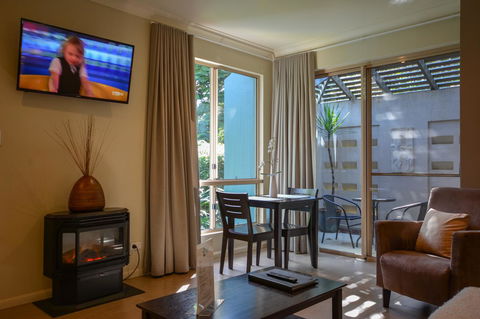 Blue Summit Hideaway - Schoolies Week Accommodation 26