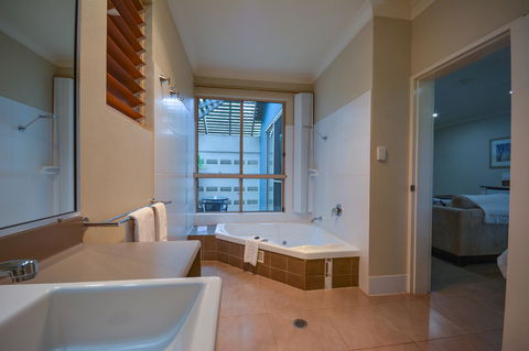Blue Summit Hideaway - Schoolies Week Accommodation 23
