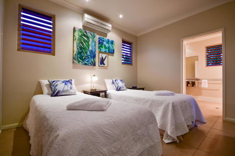 Blue Summit Hideaway - Schoolies Week Accommodation 3