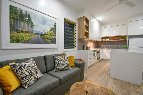 Blue Summit Hideaway - Schoolies Week Accommodation 5