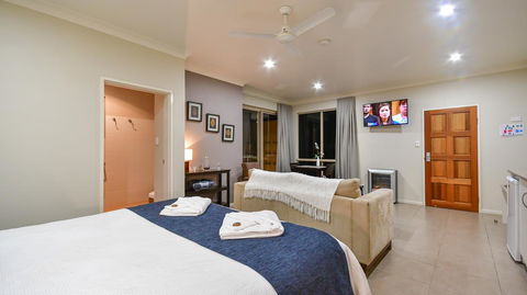 Blue Summit Hideaway - Schoolies Week Accommodation 17