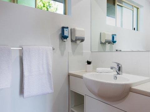 Anchor Motel Noosa - Schoolies Week Accommodation 6