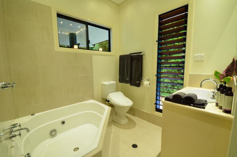 Misty Mountains Rainforest Retreat - Schoolies Week Accommodation 12