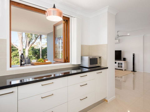 Briz Stays - Whites Road - Schoolies Week Accommodation 9