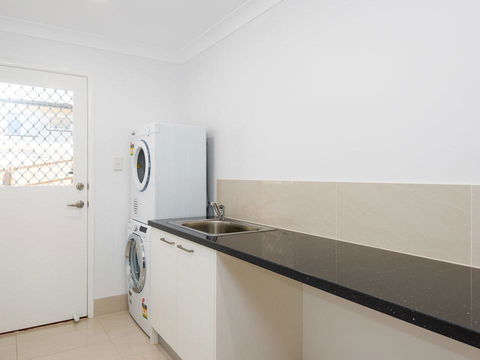 Briz Stays - Whites Road - Schoolies Week Accommodation 1