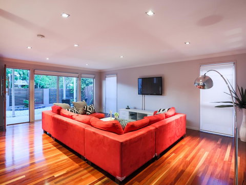 Hamilton Executive - Schoolies Week Accommodation 0