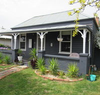 Welcome Stranger Cottage - Schoolies Week Accommodation