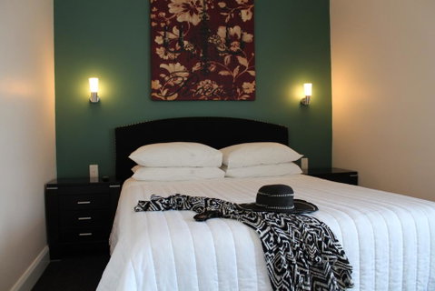 Whale Inn & Restaurant - Schoolies Week Accommodation 0