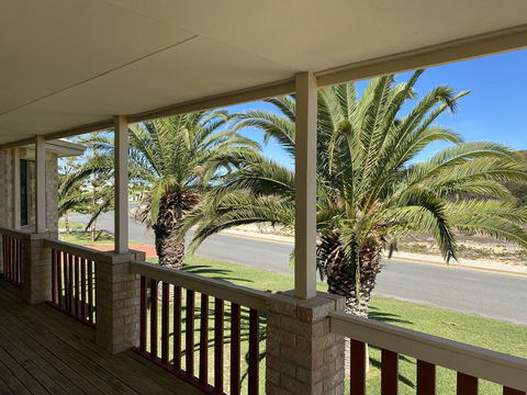 Whispering Palms - Schoolies Week Accommodation 1