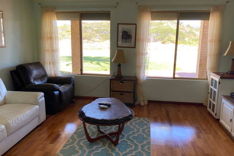 Whispering Palms - Schoolies Week Accommodation 3