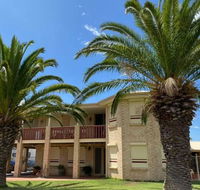 Whispering Palms - Schoolies Week Accommodation