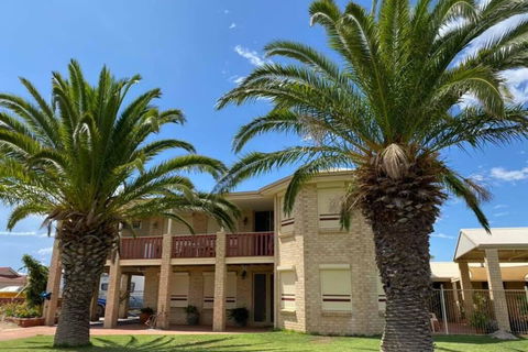 Whispering Palms - Schoolies Week Accommodation 0