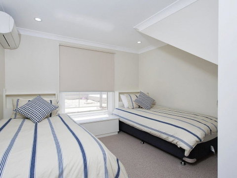 Whispering Sands', 10 Sandy Point Road - Luxury Waterfront Home With Aircon, WIFI & Foxtel - Schoolies Week Accommodation 2