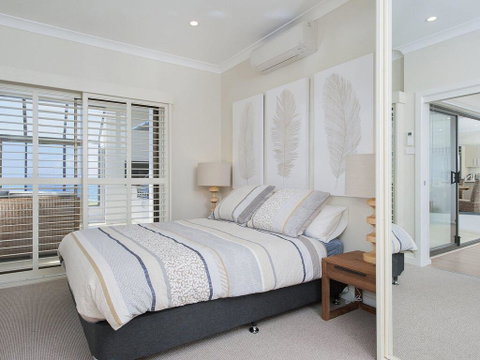 Whispering Sands', 10 Sandy Point Road - Luxury Waterfront Home With Aircon, WIFI & Foxtel - Schoolies Week Accommodation 1
