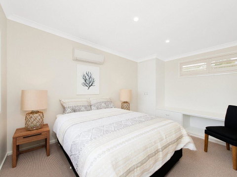 Whispering Sands', 10 Sandy Point Road - Luxury Waterfront Home With Aircon, WIFI & Foxtel - Schoolies Week Accommodation 3